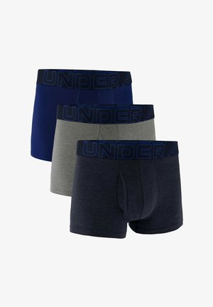 Drei Herrenboxershorts in Marineblau, Grau und Dunkelblau, jeweils mit einem schwarzen Bund mit großen blauen Buchstaben.