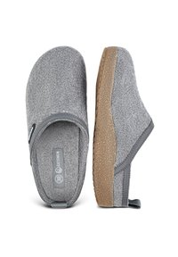 Grijze comfortabele slippers met een laag profiel, textuur oppervlakte, rubberen zool en een trekband op de hiel. Bevat minimale branding aan de zijkant.
