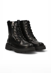 Botines de cuero negro con cordones en la parte delantera, cremallera lateral, suela de goma gruesa y detalles en tono plateado. Acabado suave, diseño resistente.
