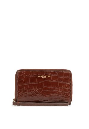 Bruine krokoproof lederen portemonnee met gouden merkopdruk, ritssluiting, polsbandje en gestructureerd oppervlak. Compacte rechthoekige vorm.