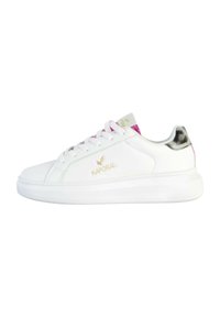 Sneaker bianche con logo dorato "KAPORAL", design con lacci, materiale sintetico liscio, caratterizzate da accenti rosa e argento sul tallone.