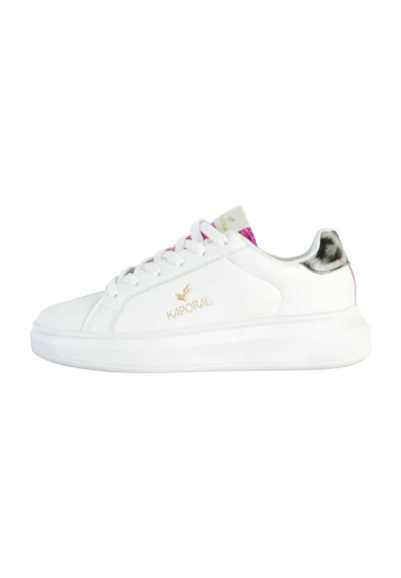 Sneaker bianche con logo dorato "KAPORAL", design con lacci, materiale sintetico liscio, caratterizzate da accenti rosa e argento sul tallone.