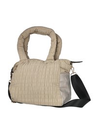 Bolso tote beige acolchado con dos asas acolchadas, un lateral plateado contrastante, correa negra ajustable y textura suave. Cierre superior con cremallera.