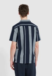 Korte mouwen met kraag overhemd in marineblauw en lichtblauw gestreept patroon. Gemaakt van lichtgewicht stof met een relaxte pasvorm en zachte textuur.