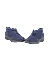 Zapatillas deportivas azul marino con parte superior de malla, punta redonda, cuello acolchado y suela de goma plana. Presenta cordones a juego y detalles de patrón sutiles.