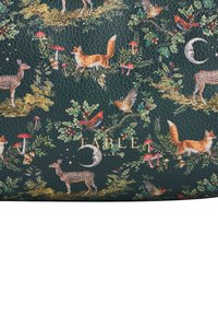 Tmavá kožená plocha s lesným vzorom obsahujúcim líšky, jelene, vtáky, huby, listové vetvy a polmesiace, s textom "FABLE ENGLAND".