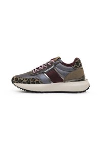 Zapatilla con una mezcla de materiales, que presenta un estampado de leopardo, cuero gris, acentos burdeos, cordones rosas y una suela blanca gruesa.