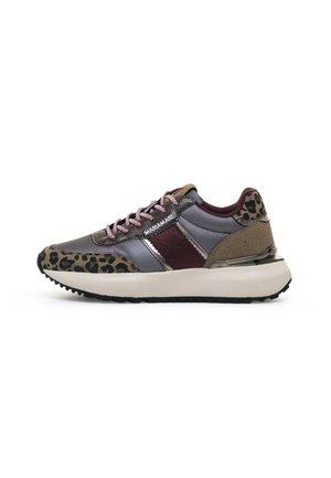 Sneaker con un mix di materiali, caratterizzato da una stampa leopardata, pelle grigia, accenti bordeaux, lacci rosa e una suola spessa bianca.