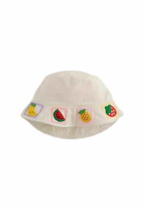 Beżowy kapelusz typu bucket z naszywanymi łatkami przedstawiającymi banana, arbuza, ananasa i truskawkę wokół rondo.