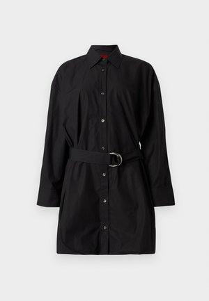 Μαύρο φόρεμα πουκάμισο από μείγμα βαμβακιού, με εμπρός κούμπωμα με κουμπιά, μακριά μανίκια, σφηκοφωλιά στη μέση με ζώνη και στρογγυλή ασημένια αγκράφα.