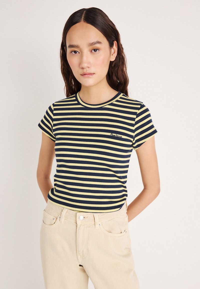 Μπλε σκούρο και κίτρινο ριγέ μπλουζάκι με στρογγυλή λαιμόκοψη και κοντά μανίκια. Διαθέτει μικρό κεντημένο λογότυπο στο στήθος.