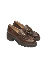 Mocassini in pelle marrone con tacco chunky, cuciture dettagliate e catena dorata sulla fascia. Suola in gomma texture.