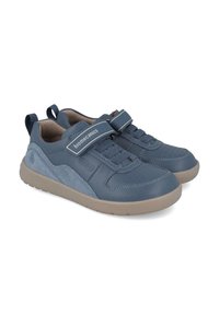 Zapatillas de cuero azul con acentos de ante, cordones elásticos con correa de gancho y lazo, puntera perforada y suela de goma beige.