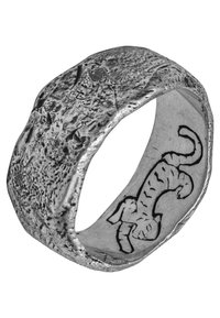 Anello in argento con una superficie esterna texturizzata e rugosa e una fascia interna liscia che presenta un'immagine incisa di un gatto arrotolato.