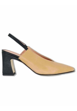 Scarpa da donna beige con punta a punta, tacco a blocco nero e cinturino elastico nero, progettata per abbigliamento formale o casual.