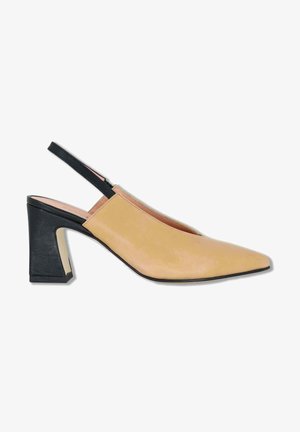 Scarpa da donna beige con punta a punta, tacco a blocco nero e cinturino elastico nero, progettata per abbigliamento formale o casual.