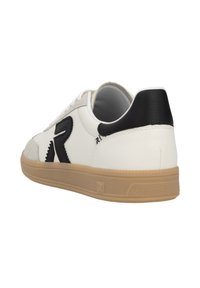 Sneaker in pelle bianca con accenti neri, punta rotonda, suola in gomma e dettagli testurizzati. Caratterizzato da cuciture a contrasto e logo.