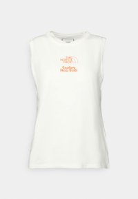 Maglietta senza maniche bianca con logo arancione "The North Face" e testo "Esplora Nuovi Sentieri" sul petto, esposta su uno sfondo neutro.