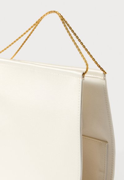 Krémová kabelka z saténu se strukturovaným designem a zlatými řetízkovými popruhy. Vyznačuje se čistými liniemi a minimálním šitím. Hladký, luxusní povrch.