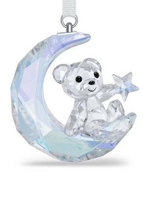 Klarer Kristallteddybär, der einen Stern hält, sitzt auf einem halbmondförmigen Kristall mit weißem Aufhängeriemen.