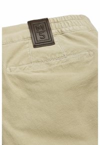 Beige Corduroy-Shorts mit strukturiertem Oberflächen, elastischem Bund und einem braunen Lederetikett mit eingeprägtem "M5".