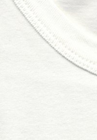 Tela de algodón blanca con una textura suave y cuello redondo de punto acanalado. Presenta sutiles patrones de tejido horizontales y verticales.