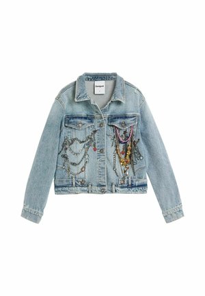 Lichtblauw spijkerjack met ketting- en kralenversieringen, voorzien van twee borstzakken, metalen knopen en een cropped ontwerp.