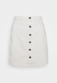 Valkoinen denimi-hame, jossa on suora leikkaus, edessä napitus ja kuusi mustaa koristepainiketta keskellä.