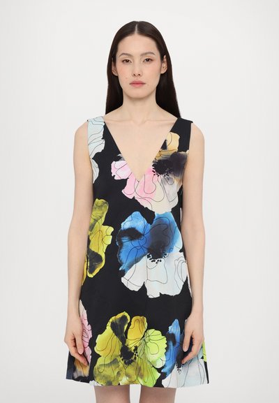 Rochie neagră fără mâneci, cu decolteu adânc în V, având mari modele florale în roz, galben, albastru și alb pe un material neted.