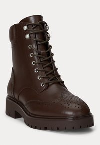 Kastanjabrunna läderankelstövlar med snörning fram, silverfärgade öglor, broguedetalj och texturerad plattformssula för bättre grepp.