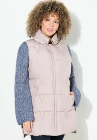 Gepolsterte Weste in Hellrosa mit hohem Kragen und Frontreißverschluss. Pulloverähnliche blaue Strickärmel und Seitentaschen. Strukturierten Stoff.