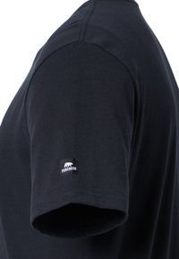 Zwarte katoenen t-shirt met een ronde halslijn, korte mouwen en een klein wit "Forsberg" logo-opdruk op de linkermouw.