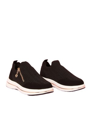 Zwarte gebreide slip-on sneakers met een textuurpatroon, voorzien van een zijrits en een witte zool met metalen accenten.