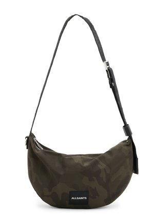 Mørkegrøn skuldertaske i camouflage-stof med buet form, justerbar sort rem, lynlås i toppen og "ALLSAINTS" logo patch foran.