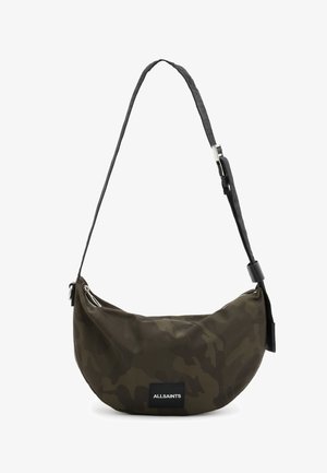 Dunkelgrüne Schultertasche aus Camouflage-Stoff mit geschwungener Form, verstellbarem schwarzem Riemen, Reißverschluss oben und "ALLSAINTS" Logo-Patch auf der Vorderseite.
