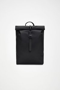 Sort roll-top rygsæk lavet af vandtæt materiale med en central spændeføring og et topgreb til bæring. Glat tekstur.