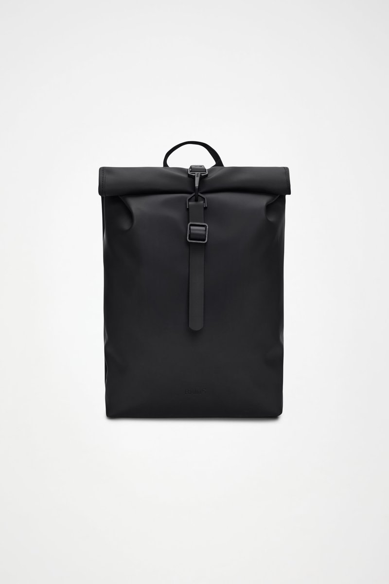 Sort roll-top rygsæk lavet af vandtæt materiale med en central spændeføring og et topgreb til bæring. Glat tekstur.