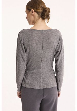 - Sweter