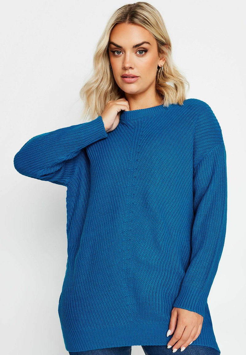 Blå stickad tröja med rund halsringning, långa ärmar, ribbade muddar och en lös passform med ett strukturerat mönster genom hela. 
