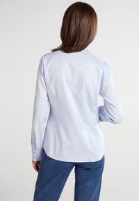 Eterna KELCHKRAGENBLUSE - REGULAR FIT - Button-down blouse - hellblau