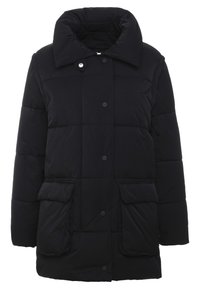 Chaqueta acolchada negra con un alto cuello, diseño acolchado, botones de presión en el frente y dos bolsillos laterales. Textura de tela suave con un acabado mate.