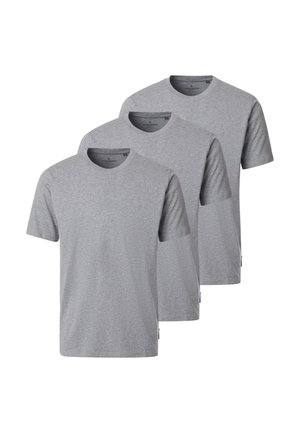 Drie eenvoudige grijze T-shirts met korte mouwen en ronde hals, diagonaal gestapeld, waarbij de voorkant en kraaglabels zichtbaar zijn.