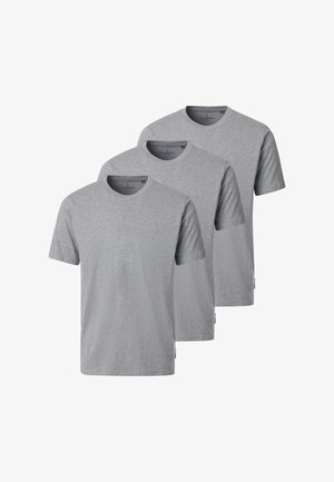 Drie eenvoudige grijze T-shirts met korte mouwen en ronde hals, diagonaal gestapeld, waarbij de voorkant en kraaglabels zichtbaar zijn.