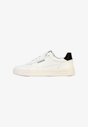 Witte sneakers met een gladleren bovenwerk, ronde neus, vetersluiting, en zwarte hielaccent met een gestructureerde zool voor grip.