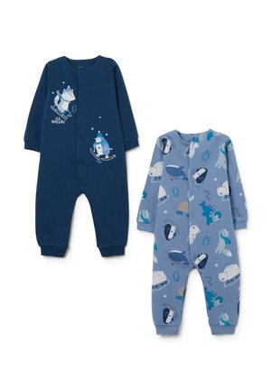 Twee kinderoveralls: de ene navy met een graphic van een skiër-pinguïn, de andere lichtblauw met verschillende dierenpatronen. Beide hebben lange mouwen.