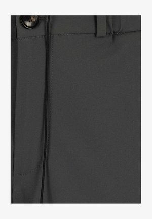 Pantaloni in tessuto grigio con chiusura a bottone, texture elegante e taglio dritto. Cuciture visibili e dettaglio con cordino vicino alla vita.