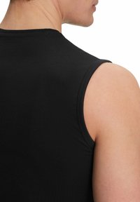 Top senza maniche nero in cotone liscio, con scollatura rotonda e senza motivi o dettagli metallici visibili.