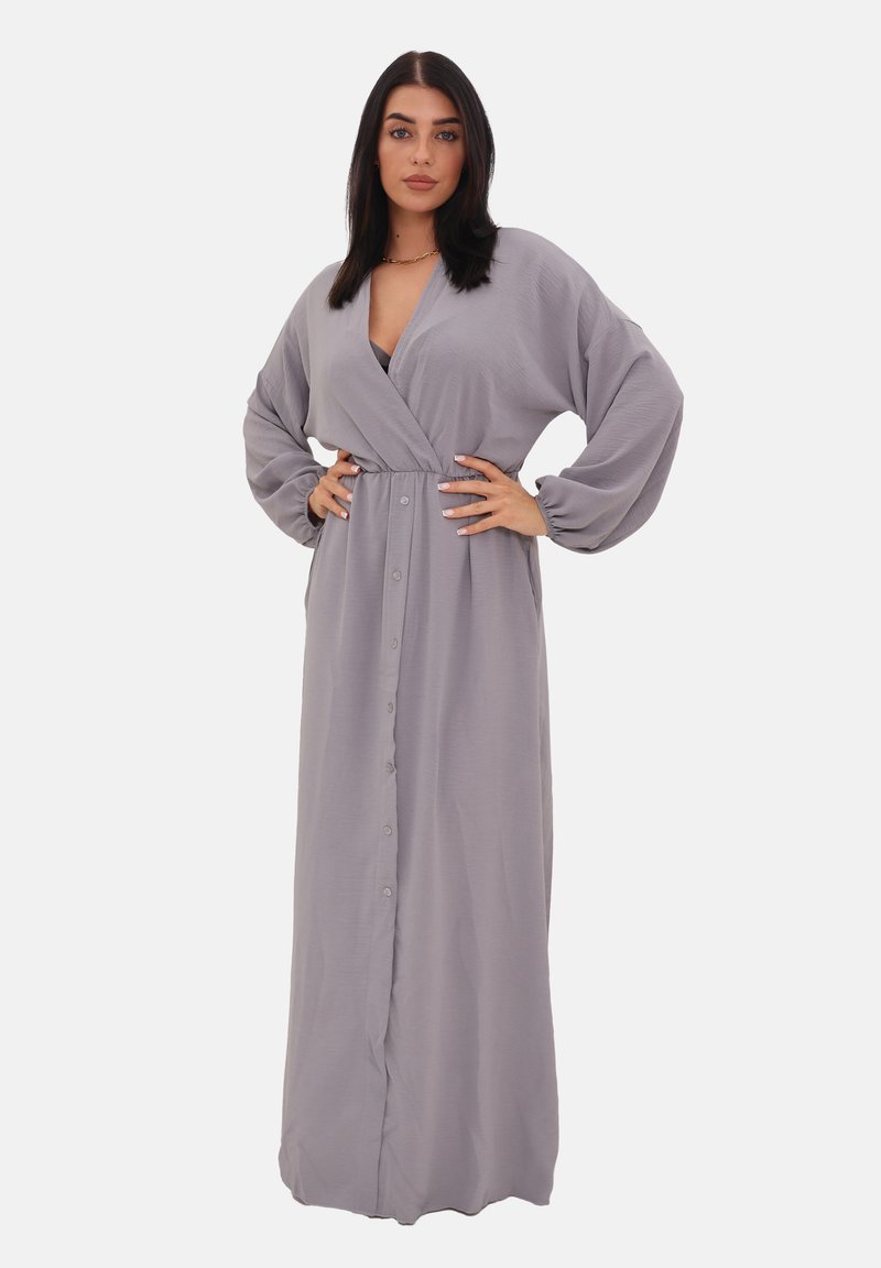 Robe longue grise en tissu léger, dotée d'un design enveloppant, d'un décolleté en V profond, d'une taille élastique et de détails de boutons sur le devant.