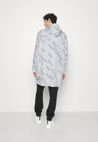 Versace Jeans Couture 5D DIAGONAL LOGO - Parca - white