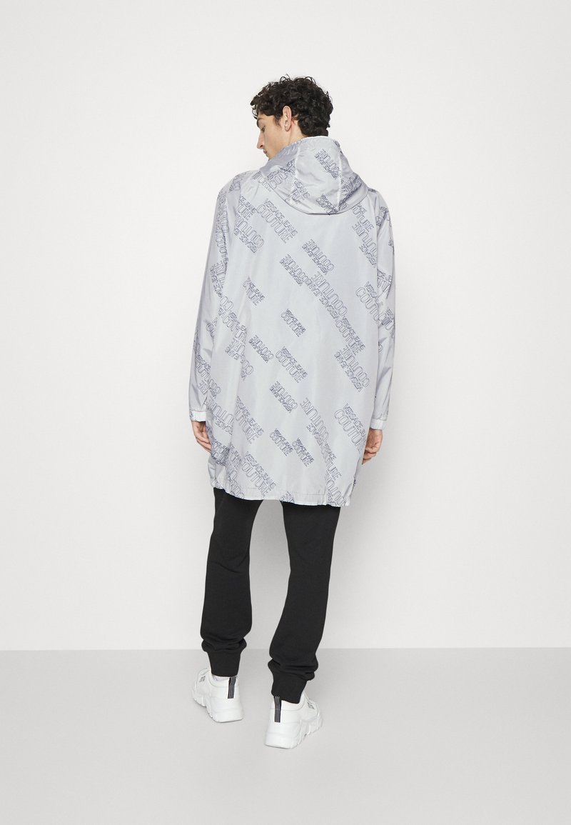 Herren Trenchcoats | Versace Jeans Couture 5D DIAGONAL LOGO Parka white/weiß - UF03848 Herren Trenchcoats | Versace Jeans Couture 5D DIAGONAL LOGO Parka white/weiß - UF03848